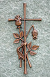 Rosen mit Kreuz auf Granit