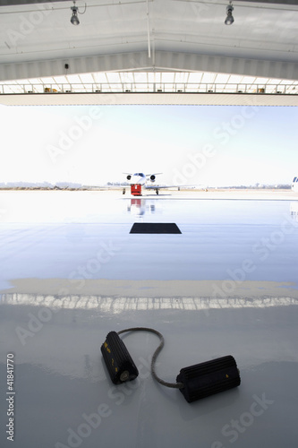 Foto: Aeroplane on runway, view from hangar Aeroplane on runway, view from hangar