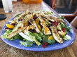 ensalada de pechuga de pollo con lechuga mandarina y frutos