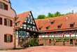 Mittelalterlicher Dorfplatz mit Fachwerkhäusern