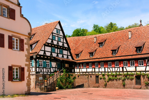 Foto: Mittelalterlicher Dorfplatz mit Fachwerkhäusern Mittelalterlicher Dorfplatz mit Fachwerkhäusern