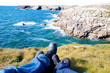 Sieste au bord de la côte sauvage