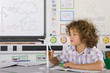Foto: Curious student examining model wind turbine in school classroom Curious student examining model wind turbine in school classroom
