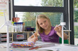 Foto: Curious student studying about wind turbines in school classroom Curious student studying about wind turbines in school classroom