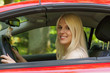 Das junge Mädchen mit dem roten Auto Das junge Mädchen mit dem roten Auto