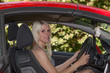 Das junge Mädchen mit dem roten Auto Das junge Mädchen mit dem roten Auto