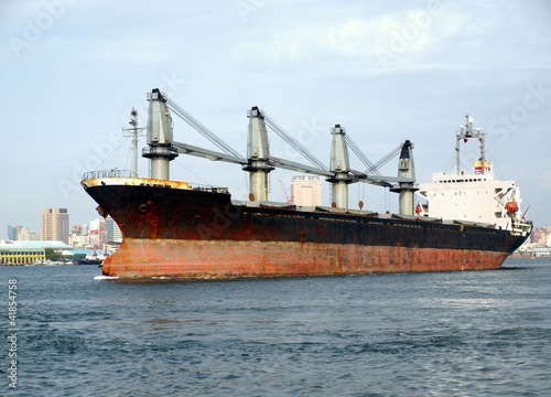 Photo: Large Freighter Leaves Kaohsiung Port Large Freighter Leaves Kaohsiung Port
