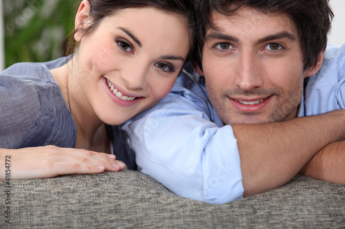 Foto: Couple embracing on couch Couple embracing on couch