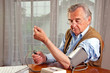 Senior beim Blutdruck messen