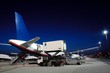 Abfertigung Flughafen bei Nacht