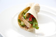 Wrap auf weißem Teller