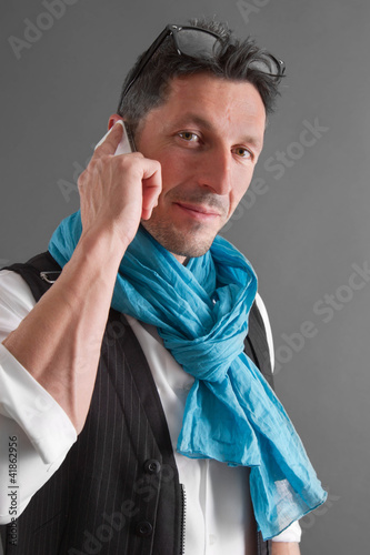 Photo: Verliebter Mann telefoniert Verliebter Mann telefoniert