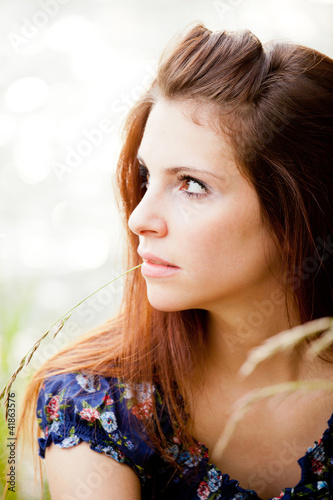 Photo: ragazza con fondo luce ragazza con fondo luce