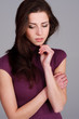 trauriger blick einer junge frau