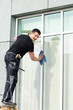 fleißiger fensterputzer bei der arbeit