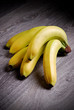 banane su tavola di legno