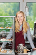 lächelnder verkäuferin im café