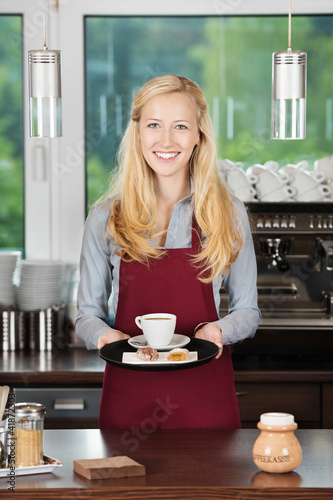 Foto: kellnerin im café kellnerin im café
