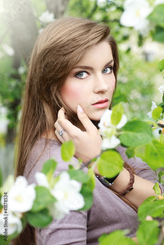 Foto: Outdoors portrait of beautiful young brunette girl Outdoors portrait of beautiful young brunette girl