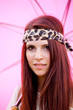 ragazza con ombrello e bandana