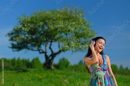 Foto: Young woman enjoying music Young woman enjoying music