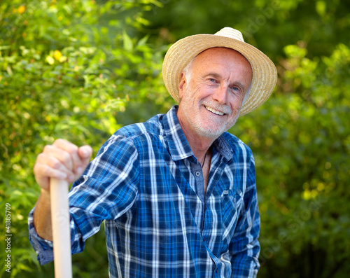 Foto: Senior gardener take a break Senior gardener take a break