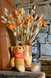 Décoration de chalet avec un ours en peluche