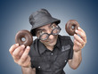 Con donuts en la mano.