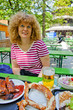 Rothaarige Frau im Biergarten