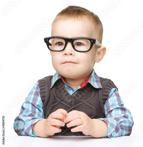 Foto: Portrait of a cute little boy wearing glasses Portrait of a cute little boy wearing glasses