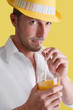 Mann trinkt Orangensaft im Sommer Mann trinkt Orangensaft im Sommer