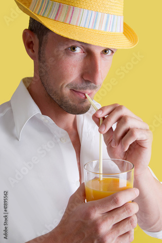 Photo: Mann trinkt Orangensaft im Sommer Mann trinkt Orangensaft im Sommer
