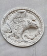 Aigle attaquant un serpent. Médaillon de marbre. Aigle attaquant un serpent. Médaillon de marbre.