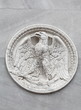 Aigle et épées sur un médaillon de marbre. Aigle et épées sur un médaillon de marbre.
