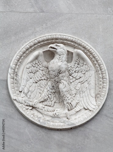Foto: Aigle et épées sur un médaillon de marbre. Aigle et épées sur un médaillon de marbre.