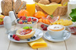 Buntes Frühstück mit Cappuccino