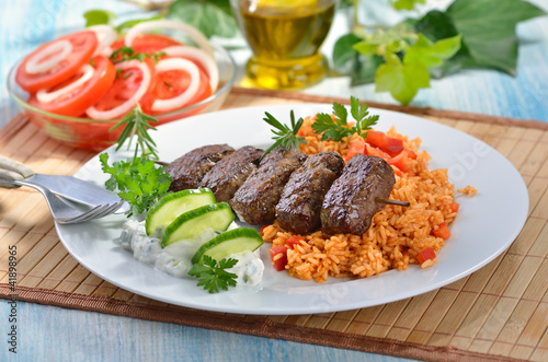 Foto: Pikante Fleischröllchen auf Spieß mit Tsatsiki Pikante Fleischröllchen auf Spieß mit Tsatsiki