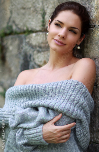 Foto: Jeune femme brune souriante Jeune femme brune souriante