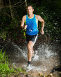 Jogger durchquert Bachbett Jogger durchquert Bachbett