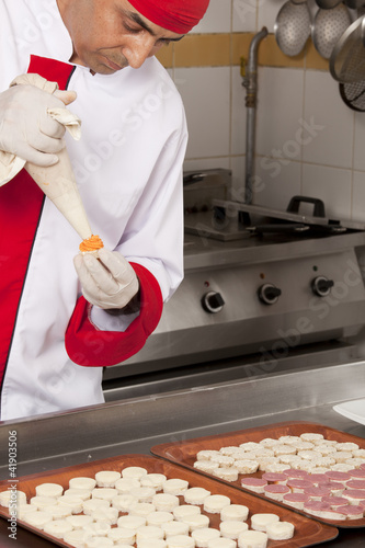 Foto: chef garnishing canapes chef garnishing canapes