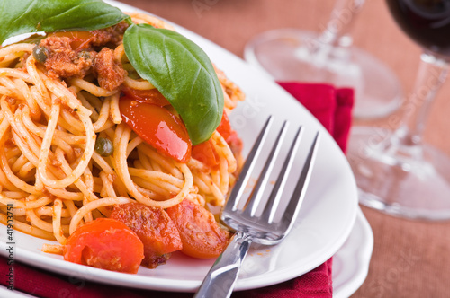 Foto: Spaghetti with tuna, cherry tomatoes and capers. Spaghetti with tuna, cherry tomatoes and capers.