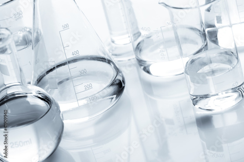Foto: Group of flasks containing liquid Group of flasks containing liquid