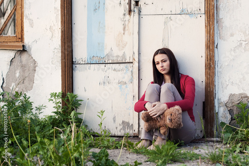 Foto: Teenage girls with toy on background old wall Teenage girls with toy on background old wall