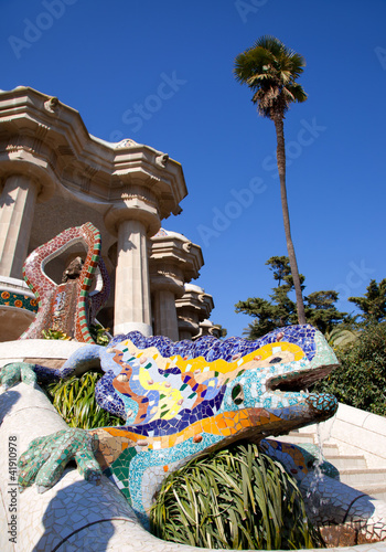 Foto: Dragon salamandra of gaudi in park guell Dragon salamandra of gaudi in park guell