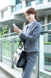 Foto: Beautiful business woman walking outside her office Beautiful business woman walking outside her office