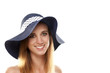 Photo: portrait einer frau mit sommer hut vor weißem hintergrund portrait einer frau mit sommer hut vor weißem hintergrund