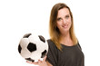 frau hält fußball vor weißem hintergrund