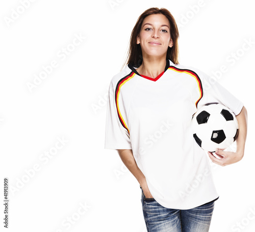 Photo: lachende junge frau in fussball trikot mit fußball unter dem arm lachende junge frau in fussball trikot mit fußball unter dem arm
