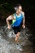 Jogger durchquert Bachbett Jogger durchquert Bachbett