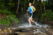 Jogger durchquert Bachbett Jogger durchquert Bachbett